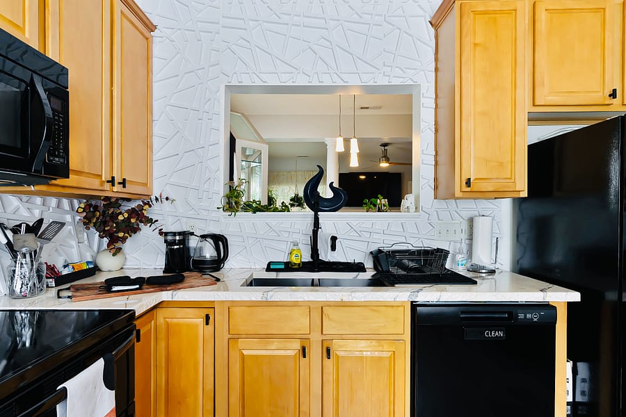 Have some coffee or tea on me with the "Get the Day Started" corner. Equipped with a single serve coffee maker or a instant hot pot of water in just a few minutes for a cup of tea. Creamer and sugar also provided. Decaf anyone?