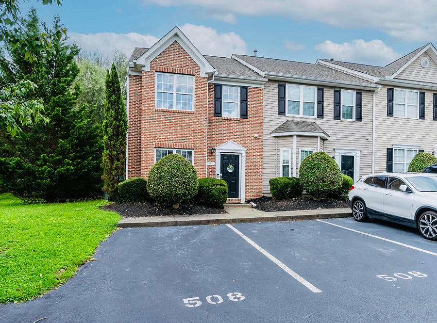 2 Dedicated FREE parking spaces and additional FREE street parking. Townhome is ideal for:  Corporate travelers and digital nomads  Travel nurses & healthcare professionals  Families relocating, remodeling, or visiting for extended periods.