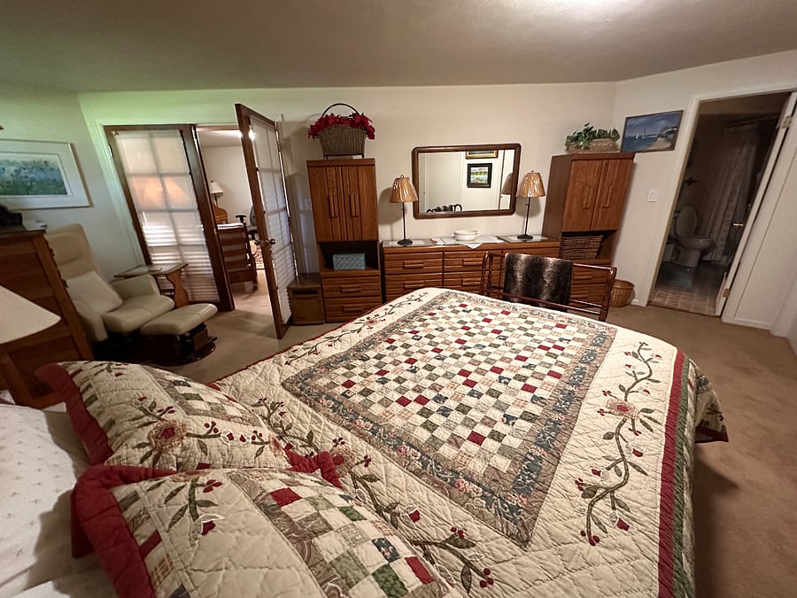 bedroom with queen bed