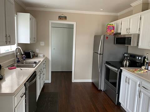 Full Kitchen - Fully stocked with pots, pans and baking sheets.