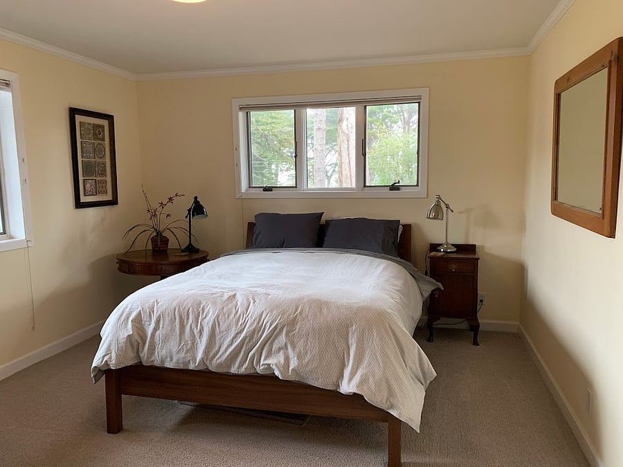 Bedroom/Queen Size Bed
