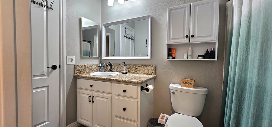 Upstairs Full Bathroom