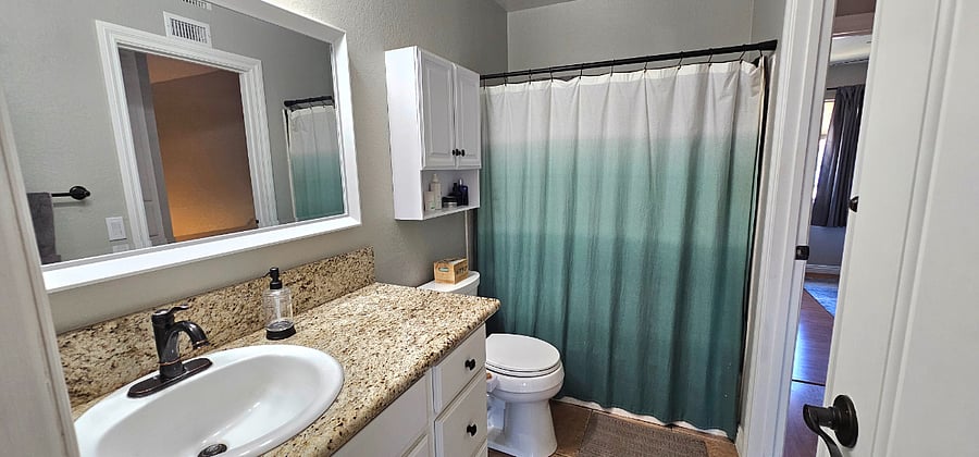Upstairs Full Bathroom
