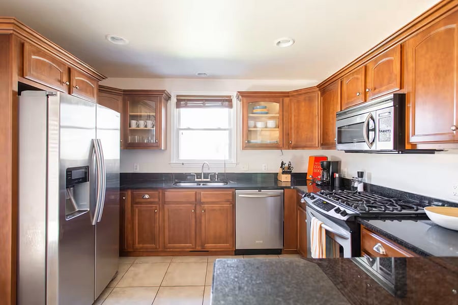 Full Kitchen - Full-sized Fridge & Dishwasher