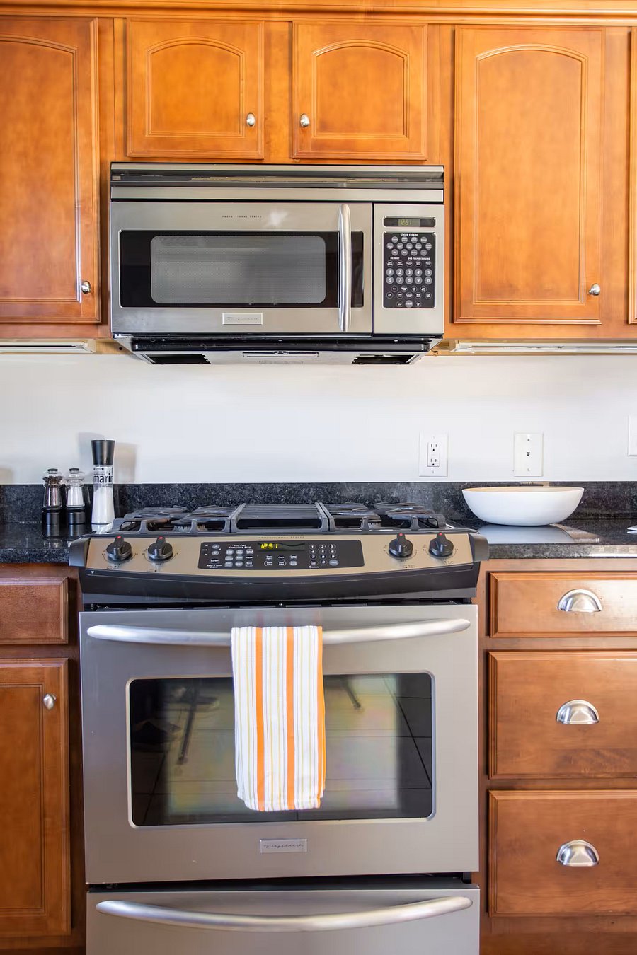 Full Kitchen - Gas Stove & Microwave
