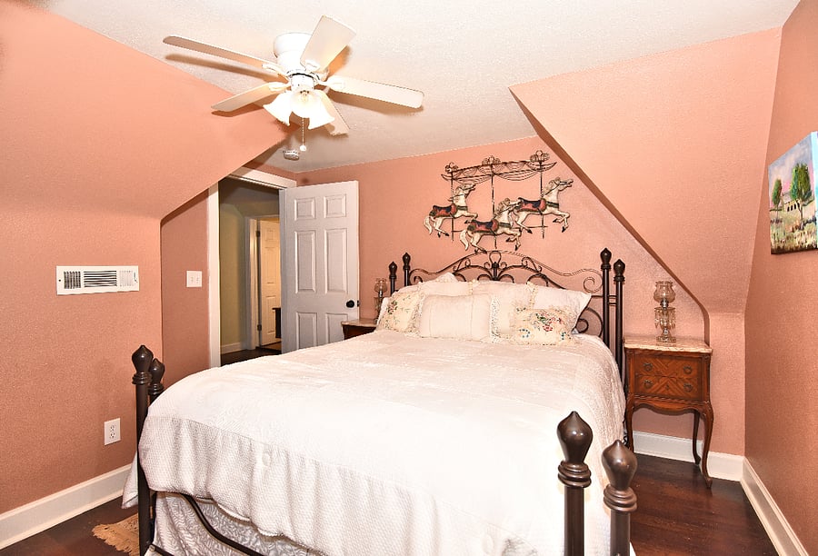 Rose Bedroom Upstairs w/Queen Bed