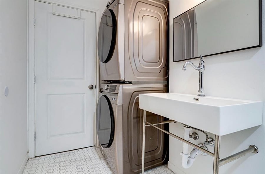 Bathroom 2 with full size washer & dryer.