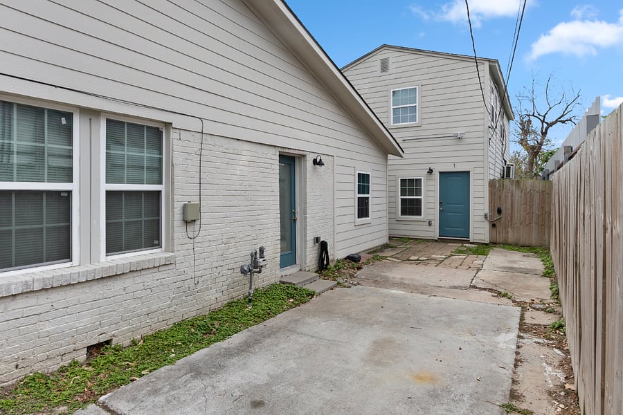 Spacious studio unit on the 1st level of a two story duplex.