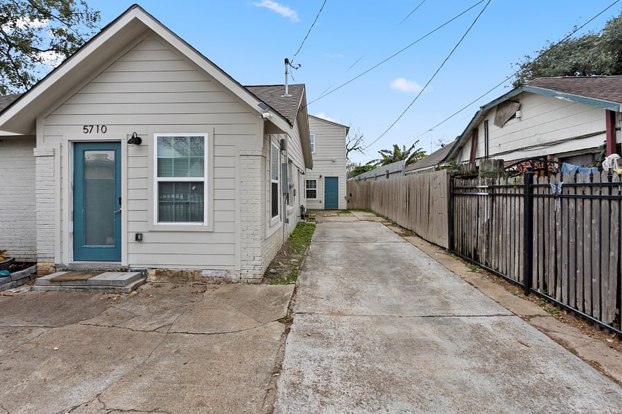Spacious studio unit on the 1st level of a two story duplex.