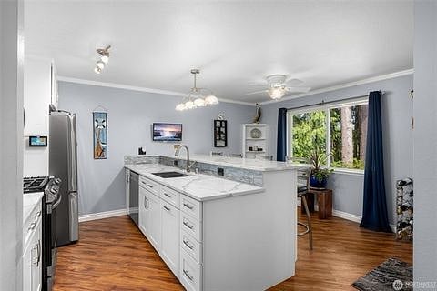 Kitchen & Bar Area