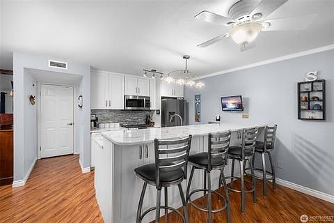 Kitchen & Bar Area