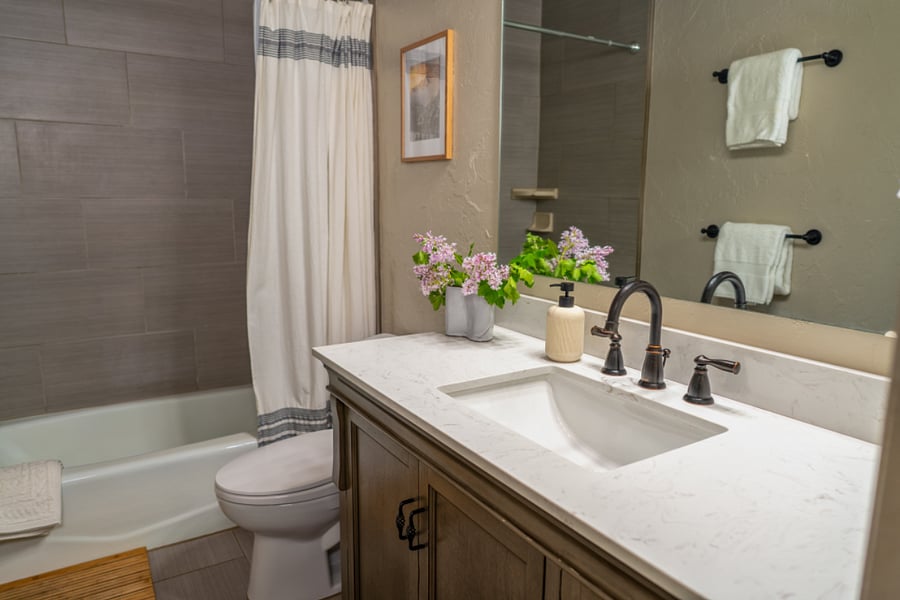 Full Bathroom 1
