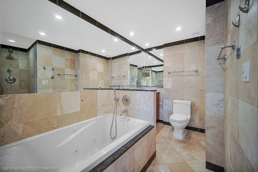 primary bathroom with double sinks se