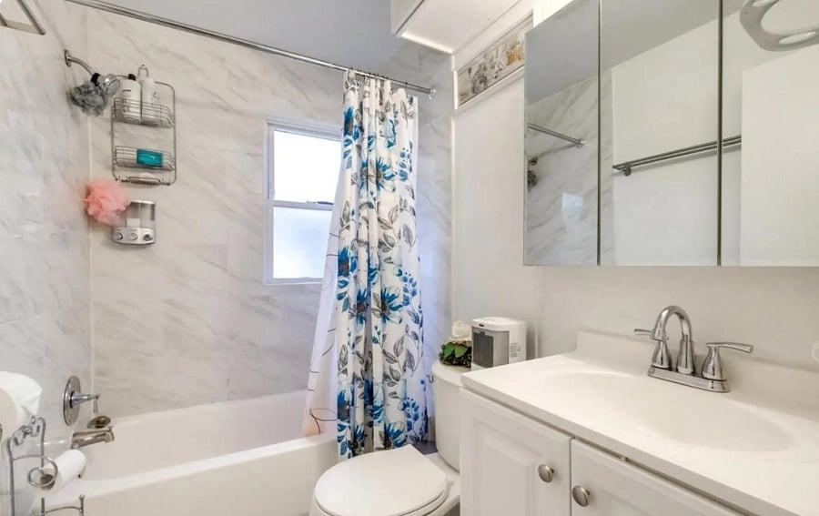 Main Bathroom 