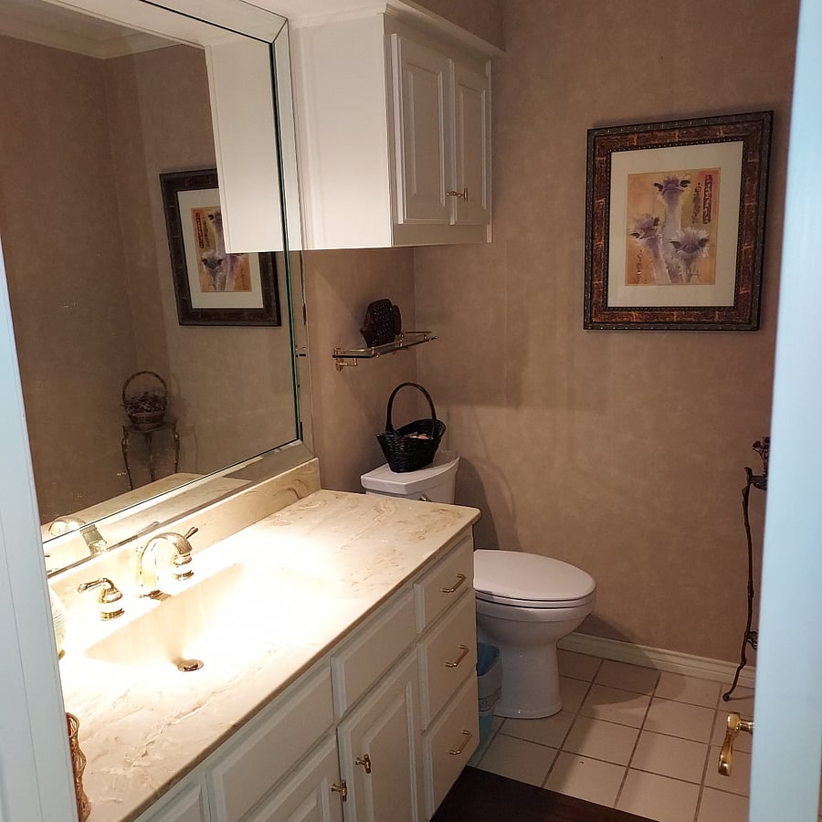 Hall half-bathroom