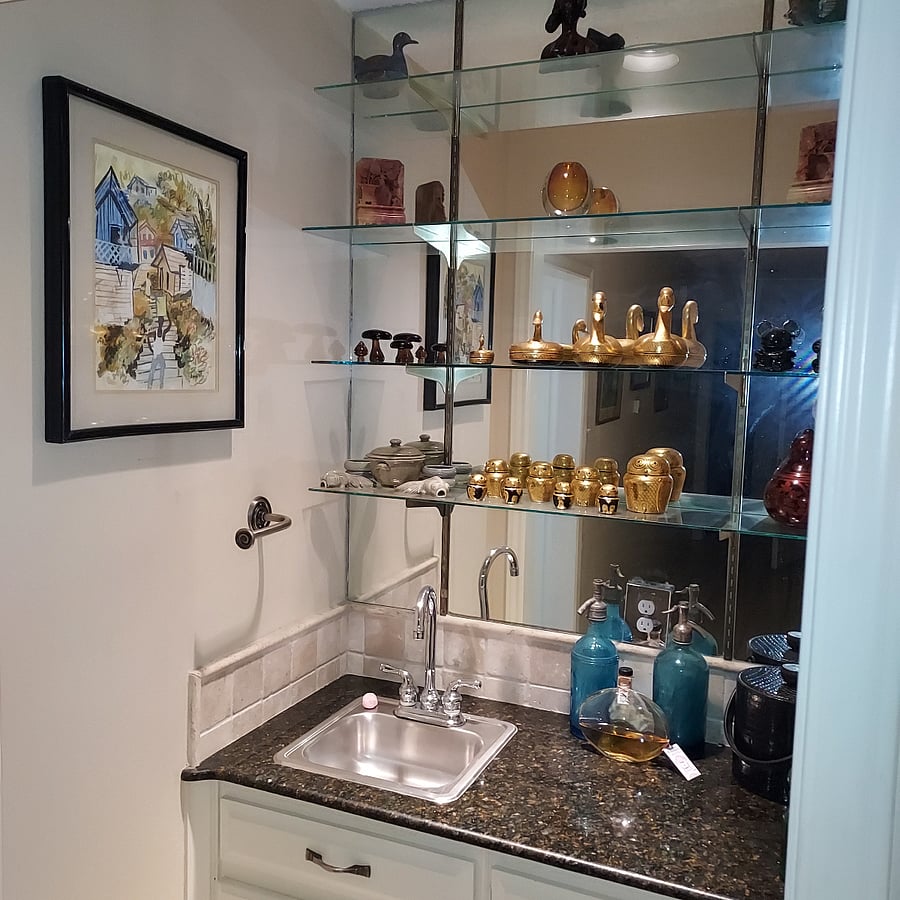 Wet bar between foyer and kitchen