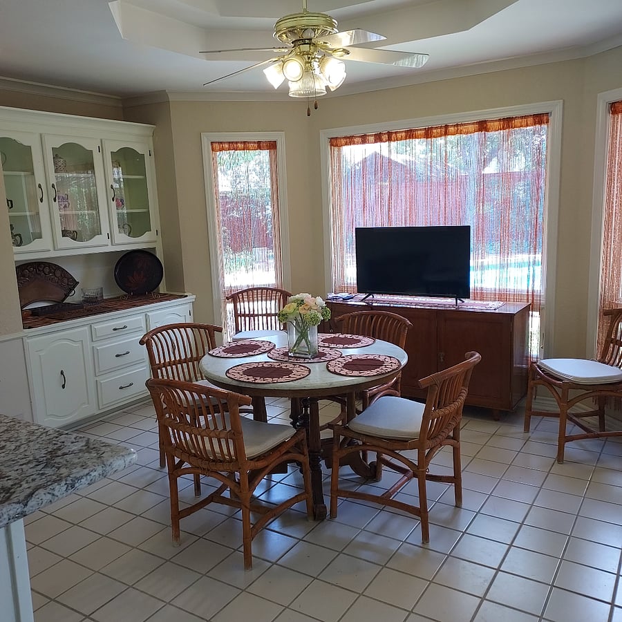 Breakfast are off kitchen facing pool