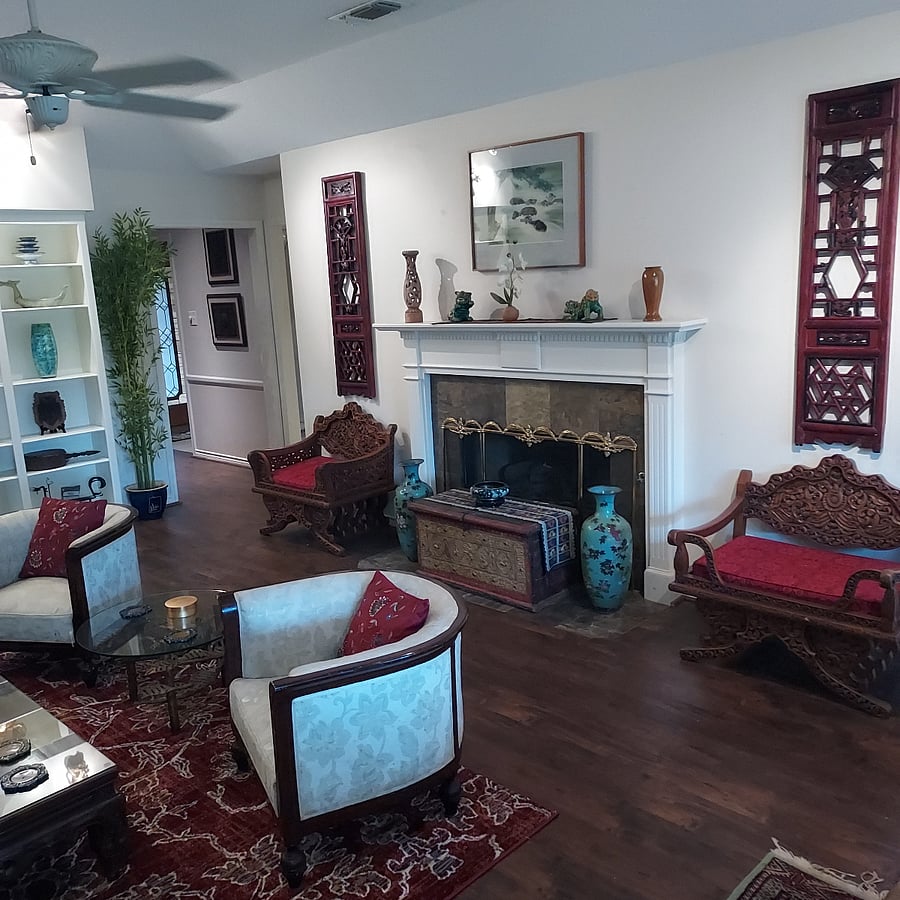 Living room fireplace (decorative only)