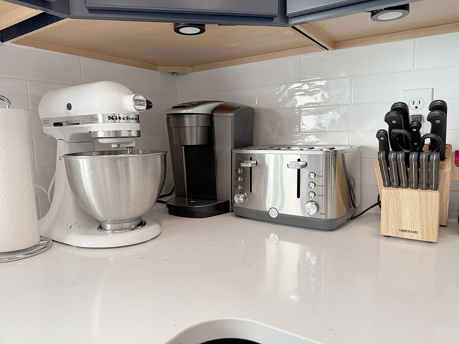 A few of the of the extra amenities in the kitchen. (All this kitchen needs is the food!)
