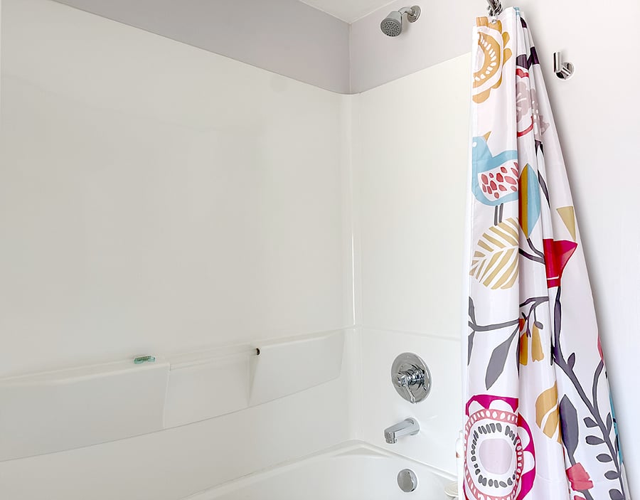 Upstairs Bathroom tub/shower
