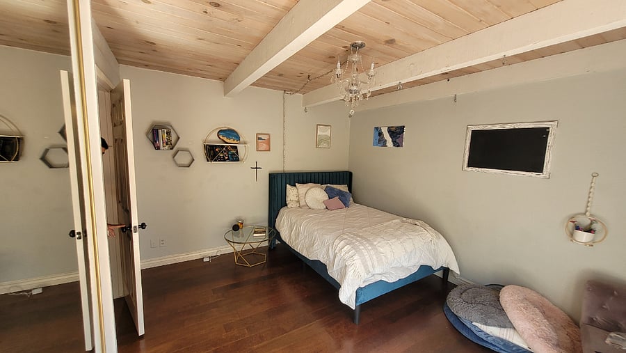 Full bedroom