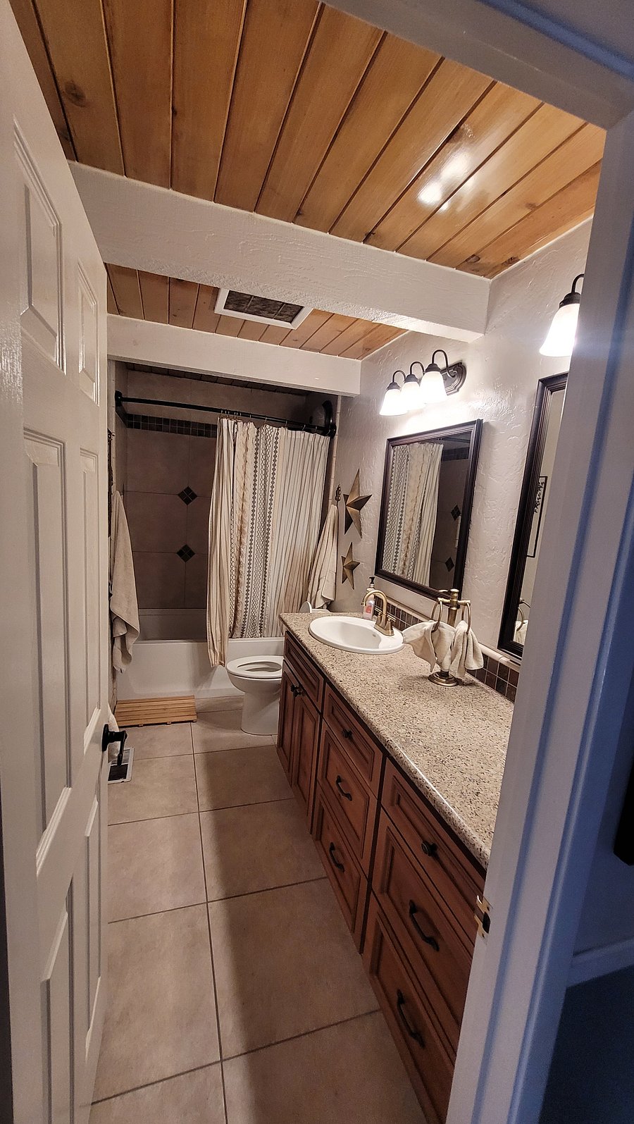 Shared bathroom between both full bedrooms