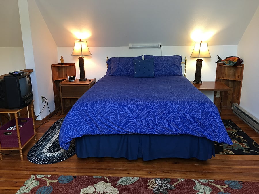 King bed in upstairs loft bedroom - Also Smart TV.