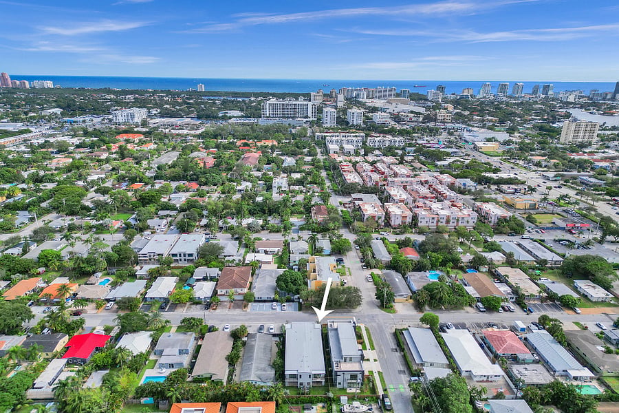 Enjoy central Fort Lauderdale charm just minutes from Las Olas Boulevard, scenic River Walk, and pristine beaches.