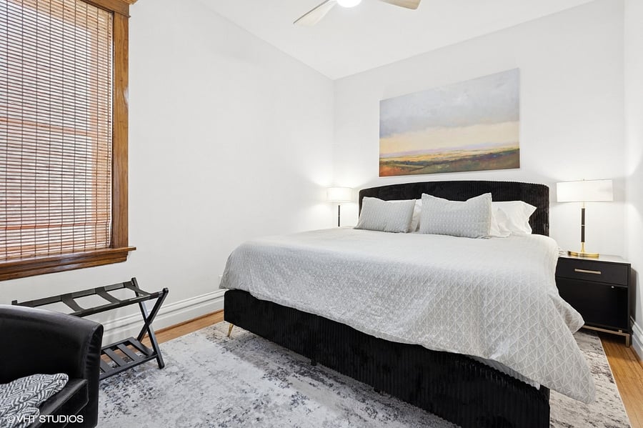 Middle Bedroom - King Bed and walk in closet