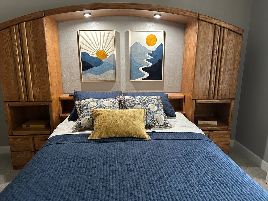 Queen bed with adjustable base in 2nd bedroom