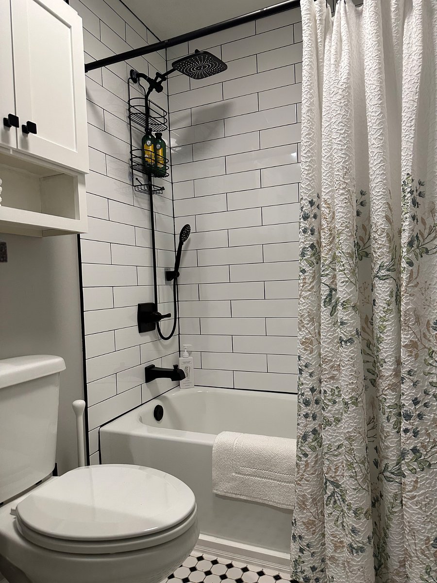 Bath / shower combo in hall bathroom