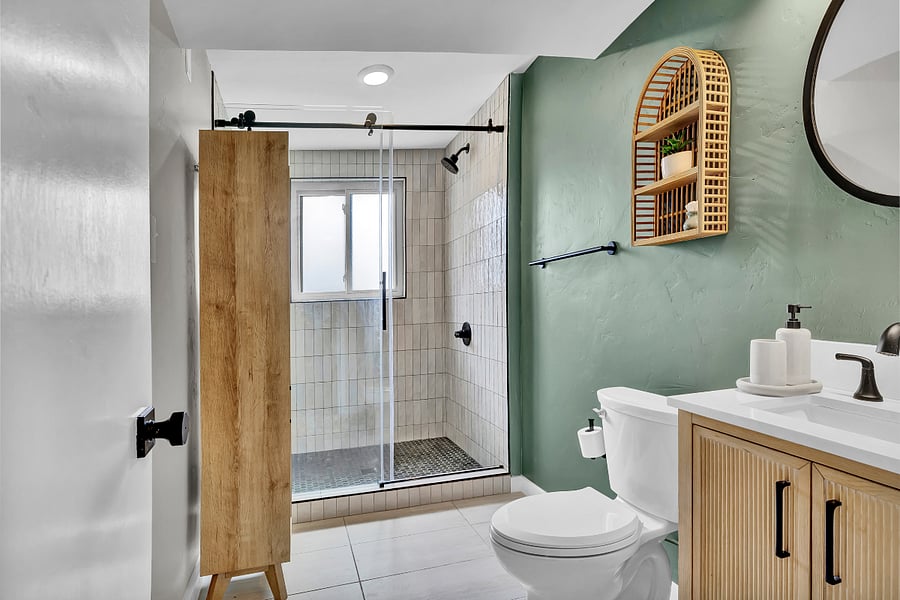 Big walk-in shower with luxury towels. Shampoo/conditioner/body wash provided.