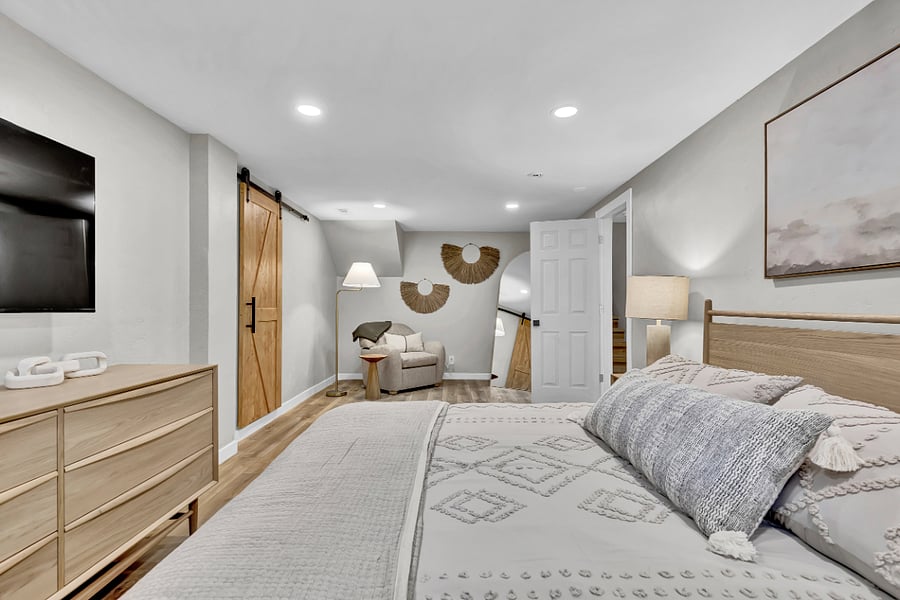 King bedroom with large closet, reading nook, big barn-door closet & Roku TV. Blackout shades for a cozy sleep.