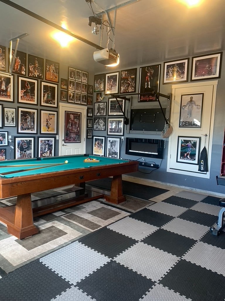 Garage - Pool table and workout area