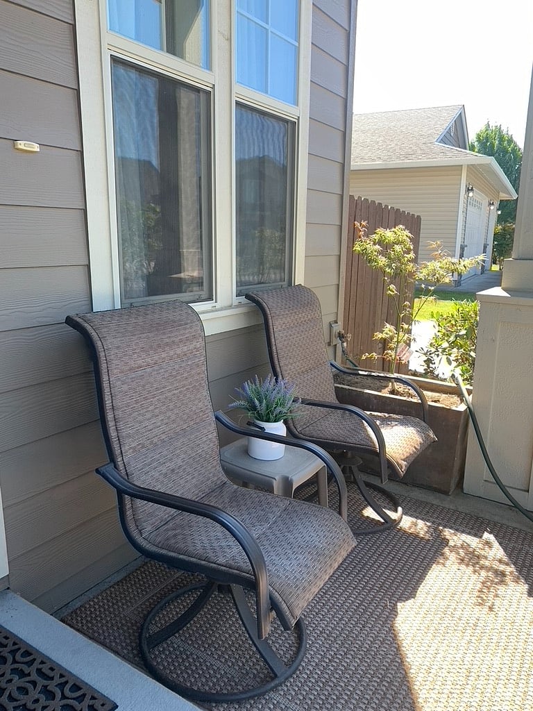 Front porch-Great spot for morning coffee