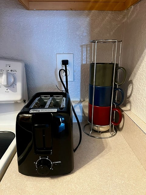 Toaster and coffee cups 