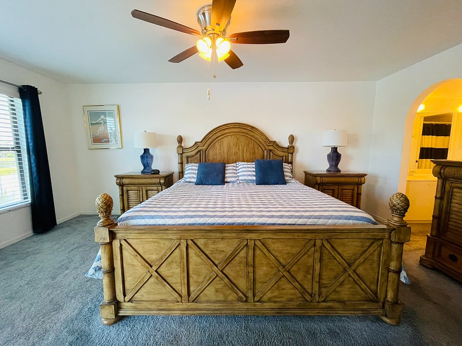Primary ensuite with king bed and great views of lake