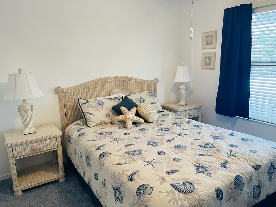 Guest bedroom with a queen bed