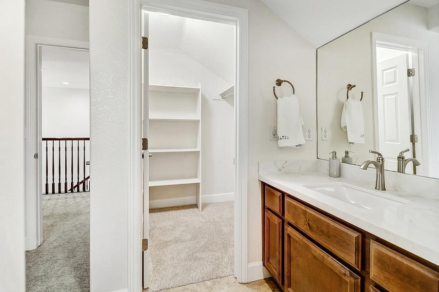 Upstairs Master suite  walkin closet