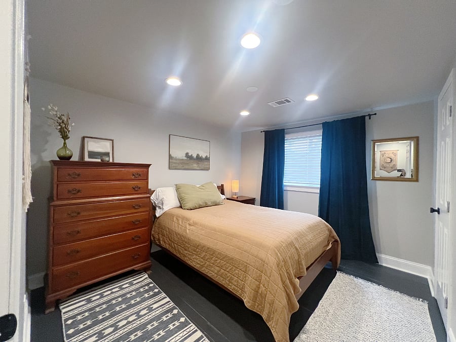Queen bed room