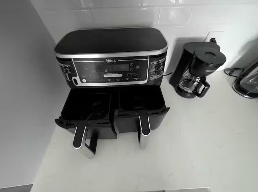 Start your day with fresh coffee and enjoy quick meals with our ready-to-use coffee maker and air fryer.