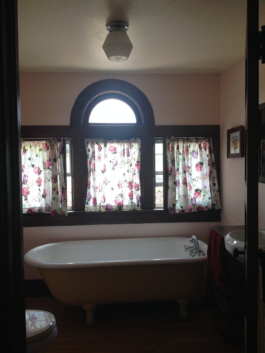 Upstairs bathroom with clawfoot tub