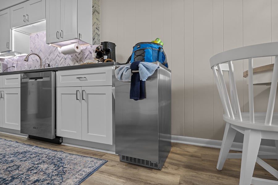 Free standing ice maker