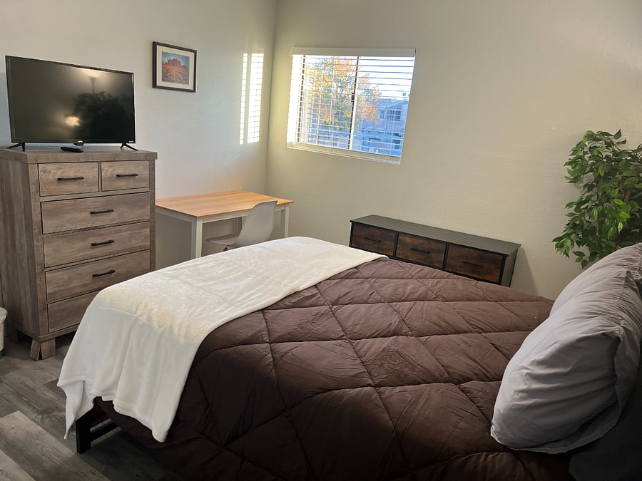 Upstairs bedroom with Queen bed