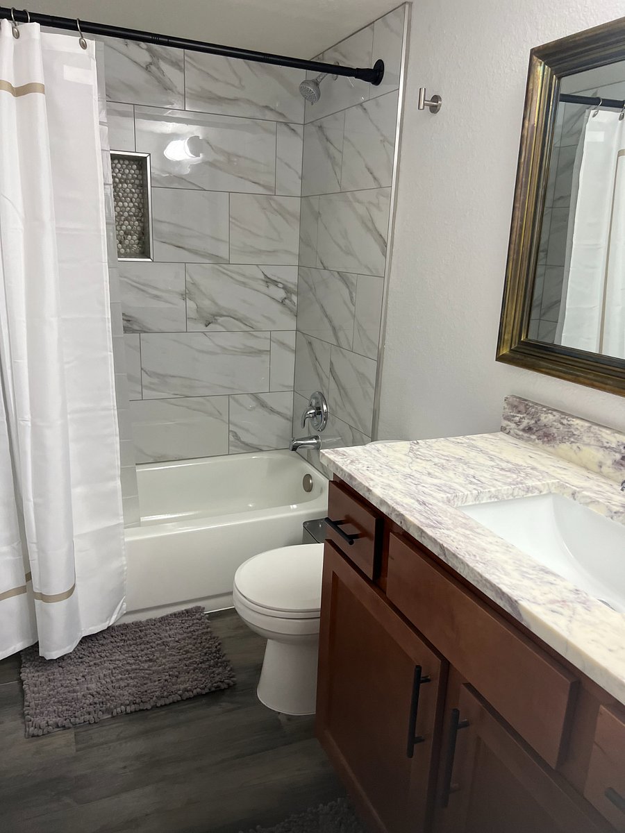 Upstairs full bathroom