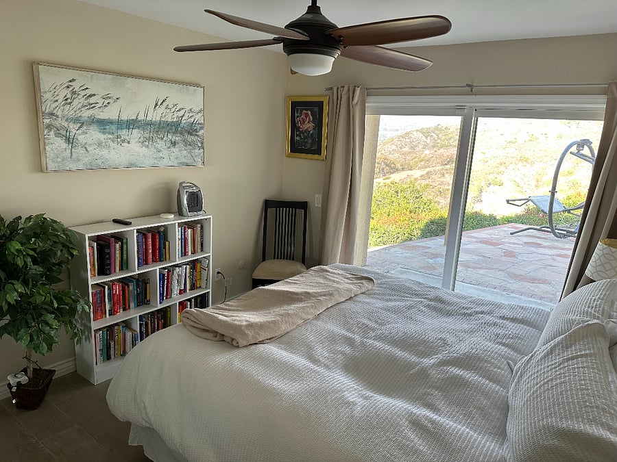Kingsize bed with lagoon view