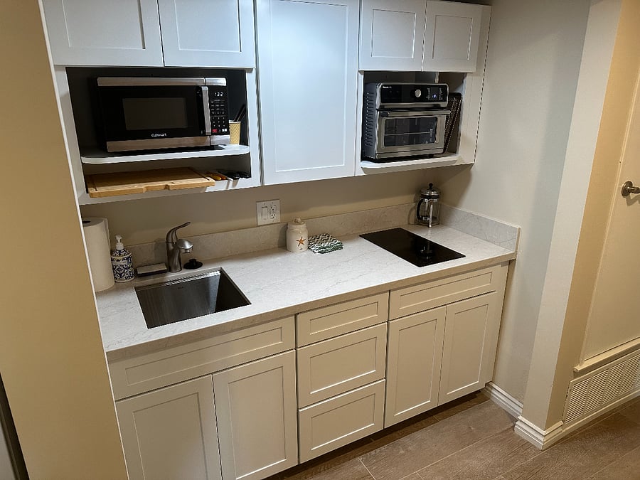 Kitchenette with large sink, microwave oven, airfryer/toaster/oven