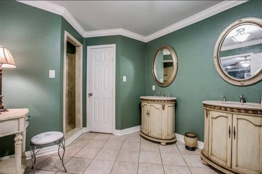 Master bathroom, dual sinks, spa jet tub