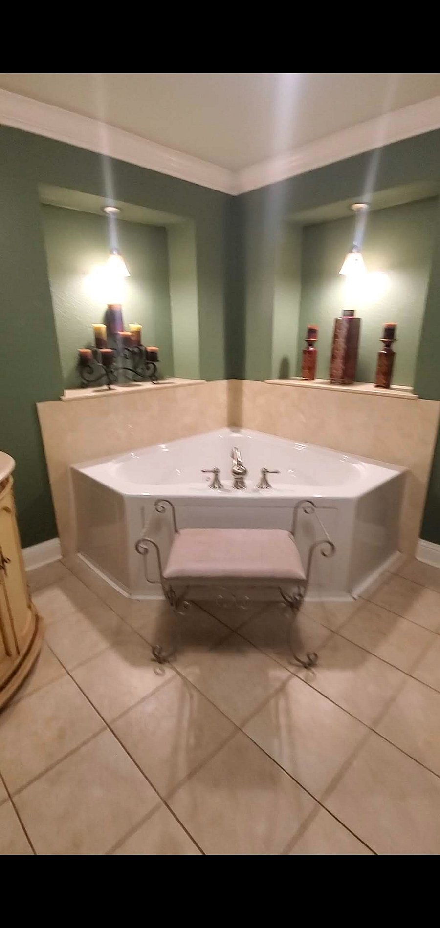 Spa tub with jets