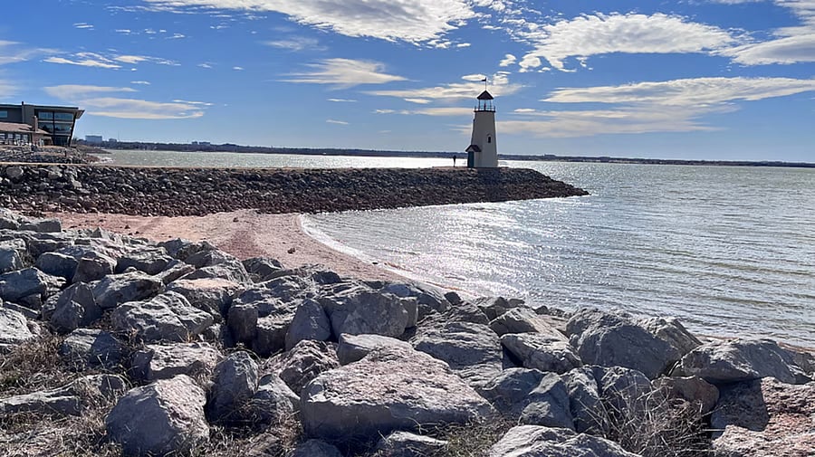 Beautiful Lake Hefner is minutes away!